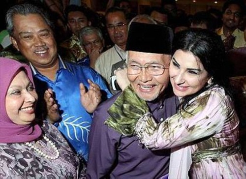 http://www.financetwitter.com/wp-content/uploads/2011/04/Taib_Mahmud_Hug_Wife.jpg