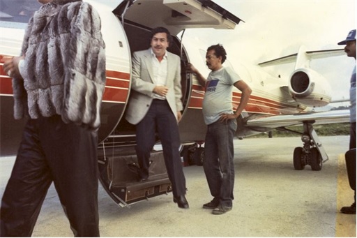 Pablo Escobar - Stepping Down from Private Plane | FinanceTwitter