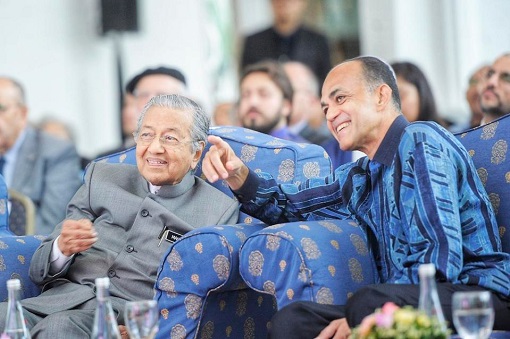 [Image: Mahathir-Mohamad-and-Billionaire-Syed-Mokhtar.jpg]