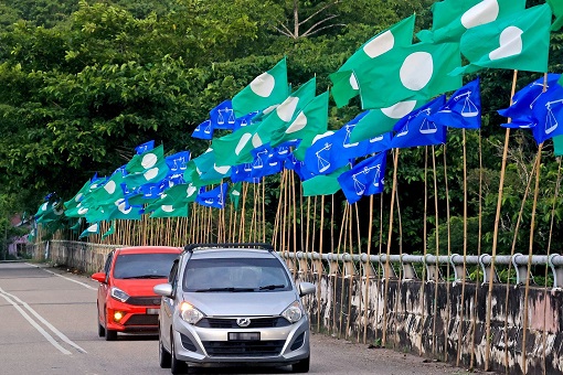 Election - PAS vs Barisan Nasional Flags