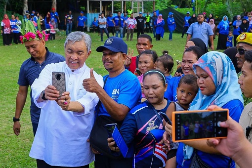 Nenggiri By-Election - UMNO President Zahid Hamidi Selfie With People