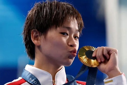 Paris Olympics 2024 - Quan Hongchan Kissing Gold Medal