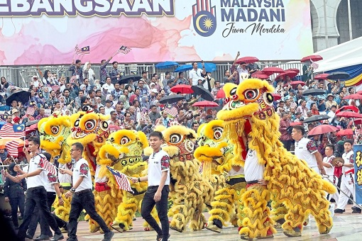 Chinese Song, Dragon & Lion Dances - How New King Sultan Ibrahim Quietly Flexes Muscle During National Day Parade